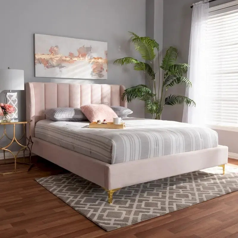 Lit plateforme capitonné en velours Glam avec tête de lit matelassée et pieds dorés