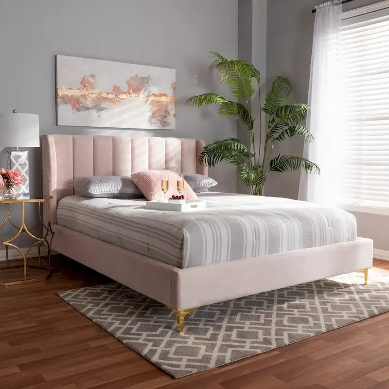 Lit plateforme capitonné en velours Glam avec tête de lit matelassée et pieds dorés