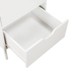Tabouret de comptoir industriel de 25 po de style champêtre, siège en similicuir blanc, cadre en acier et dossier en bois.